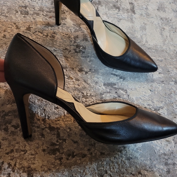 Adrienne Vittadini classic black pumps - Picture 3 of 6